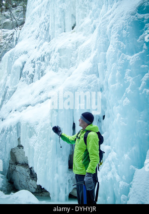 Ein Reiseführer in den Maligne Canyon wie ein Eis zu Fuß unterwegs auf dem gefrorenen Maligne River zu sehen. Jasper Nationalpark, Kanada. Stockfoto