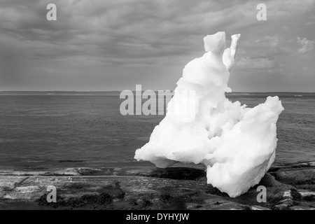 Kanada. Nunavut Gebiet, Ukkusiksalik-Nationalpark, schmelzenden Eisberg geerdet an den niedrigen Gezeiten entlang der Wager Bay am Nachmittag im Sommer Stockfoto