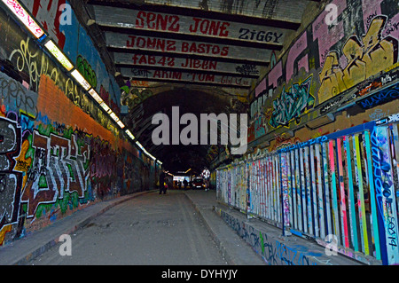 Leake Street, auch bekannt als die "Banksy Tunnel" oder "Graffiti Tunnel", Waterloo, London, England, UK Stockfoto