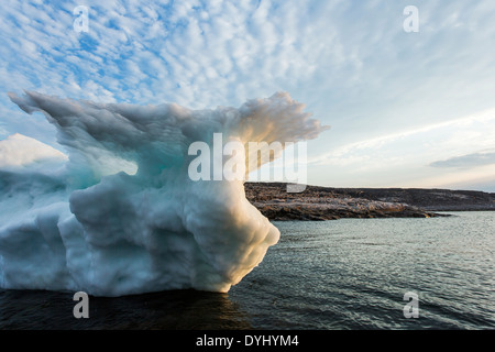 Kanada, Territorium Nunavut, Ukkusiksalik-Nationalpark, schmelzenden Meereises beleuchtet durch Einstellung Mitternachtssonne entlang Wager Bay Stockfoto