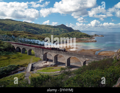 der Jacobite Dampfzug das Glen-Mama-Viadukt überquert Stockfoto