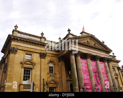 Klassische architektonische Fassade des Theatre Royal, Dean Street, Newcastle Upon Tyne, England, UK Stockfoto