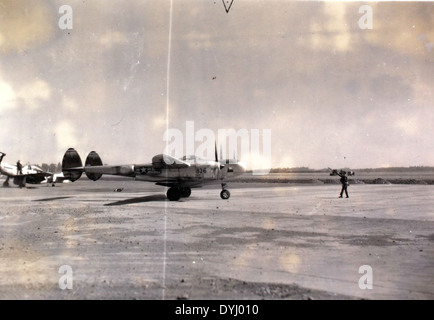 Dieses Bild aus Charles Daniels' Sammlung zeigt ein F-5 Flugzeug der 8th Photo Reconnaissance Squadron. Das Flugzeug, das wahrscheinlich während des Zweiten Weltkriegs eingesetzt wurde, wurde für Aufklärungs- und Geheimdiensteinsätze eingesetzt. Stockfoto