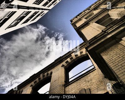 Kreative Bild der Architektur / architektonische Aspekte der halb verfallenen Art-Deco-Art Gebäude, Newcastle Upon Tyne, England, UK Stockfoto