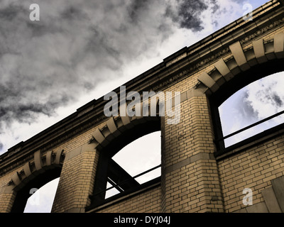 Kreative Bild der Architektur / architektonische Aspekte der halb verfallenen Art-Deco-Art Gebäude, Newcastle Upon Tyne, England, UK Stockfoto