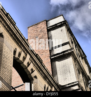 Kreative Bild der Architektur / architektonische Aspekte der halb verfallenen Art-Deco-Art Gebäude, Newcastle Upon Tyne, England, UK Stockfoto