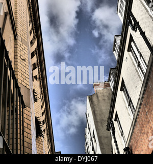 Kreative Bild der Architektur / architektonische Aspekte der vakanten & heruntergekommenen Gebäude (links), Newcastle Upon Tyne, England, UK Stockfoto