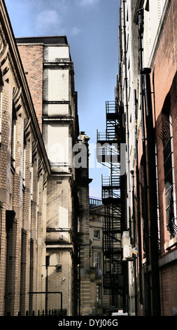 Kreative Bild der Architektur / architektonische Aspekte der vakanten & heruntergekommenen Gebäude (links), Newcastle Upon Tyne, England, UK Stockfoto