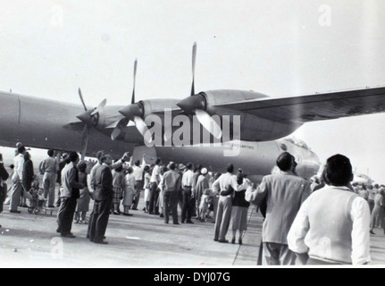 Dieses Bild aus Charles Daniels' Sammlung zeigt den Convair B-36, einen strategischen Bomber, der während des Kalten Krieges von der US Air Force eingesetzt wurde. Die B-36 war bekannt für ihre große Größe und Langstreckenfähigkeit und spielte eine Schlüsselrolle bei der militärischen Abschreckung der USA in den 1950er und 1960er Jahren Stockfoto