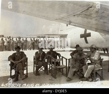Charles Daniels' Album enthält bemerkenswerte Fotos vom Ende des Zweiten Weltkriegs, darunter den japanischen Mitsubishi G4M 'Betty' Bomber. Diese Bilder erfassen den Kapitulationskonvoi bei IE Shima und geben einen Einblick in die letzten Phasen der Pazifikkampagne und zeigen die militärische Luftfahrt, die im Krieg eingesetzt wurde. Stockfoto