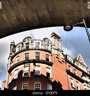 Kreative Bild der Architektur / architektonische Aspekte Milburn House and Railway Bogen, Newcastle Upon Tyne, England, UK Stockfoto