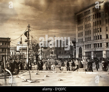 Das Daniels-Album enthält Bilder aus Charles Daniels' Zeit in Tokio während des Zweiten Weltkriegs. Daniels nahm verschiedene Szenen aus der Innenstadt Tokios auf und bietet einen seltenen historischen Einblick in die Stadt während des Krieges. Stockfoto