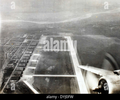 Charles Daniels’ Album enthält Bilder von Johnson Field aus dem Jahr 1946, die die Luftverkehrsoperationen des US-Militärs nach dem Zweiten Weltkrieg erfassen. Dieses Foto zeigt den Übergang der militärischen Luftfahrt von Kriegszeiten zu Friedensoperationen. Stockfoto