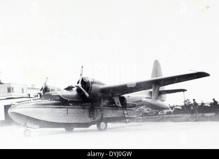 Dieses Bild aus Charles Daniels' Sammlung zeigt das Grumman Mallard G-73 Flugboot am Allegheny County Airport und zeigt seine Rolle in der Luftfahrt während des Zweiten Weltkriegs. Stockfoto