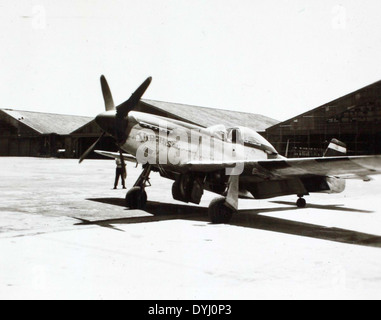 Charles Daniels’ Album von Irumagawa AFB aus dem Jahr 1946 enthält Bilder der P-51 Mustang, einem legendären Kampfflugzeug aus dem Zweiten Weltkrieg. Die P-51, bekannt für ihre Geschwindigkeit und Manövrierfähigkeit, war im Luftkampf während des Krieges von entscheidender Bedeutung. Stockfoto