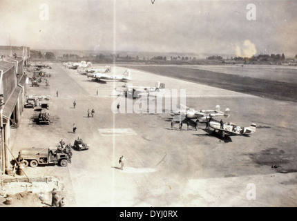 Das Daniels-Album von 1946 dokumentiert die Zeit nach dem Zweiten Weltkrieg auf der Johnson Air Force Base (ehemals Irumagawa). Das Album enthält Bilder und Aufzeichnungen über militärische Luftfahrtaktionen, Personal und den Übergang der Basis in den frühen Jahren des Kalten Krieges. Charles Daniels’ Sammlung zeigt die Veränderungen in der militärischen Strategie während dieser Zeit. Stockfoto