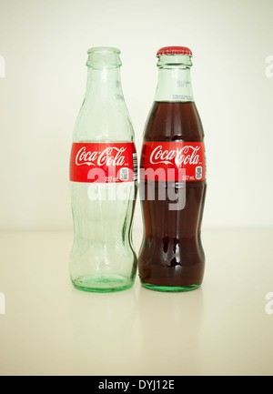 Zwei Vintage, Glas Coca-Cola-Flaschen. Stockfoto