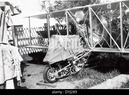 Dieses Bild zeigt ein von Ray Fife geflogenes Flugzeug mit einem von Curtiss entworfenen Flugzeug. Ray Fife war bekannt für seine Beiträge zur frühen Luftfahrt und für den Piloten von Curtiss Flugzeugen in verschiedenen Flugmissionen. Stockfoto