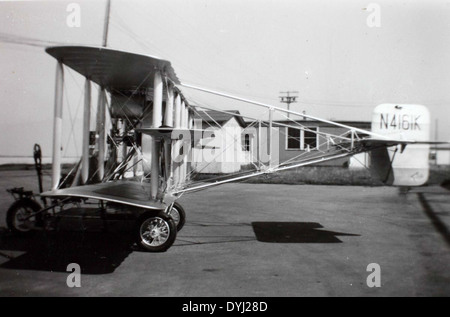 Bild aus Ray Fifes Album, das ein Curtiss-Flugzeug darstellt und Fifes Beiträge zur frühen Luftfahrt widerspiegelt. Stockfoto