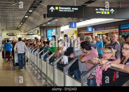 Melbourne Australien, Tullamarine Airport, MEL, Terminal, Familienfamilien Eltern Eltern Kinder, Mitglieder, wartend, ankommend, Passagiere Fahrer Stockfoto