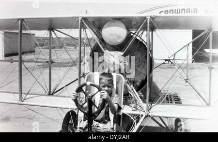 Das Fife 000078-Bild zeigt ein Curtiss-Flugzeug, das von Ray Fife gesteuert wurde, was seine Beteiligung an der frühen Luftfahrt unterstreicht. Dieses Flugzeug war Teil einer bedeutenden Sammlung klassischer amerikanischer Flugzeuge, die sich auf die Beiträge von Ray Fife zur Luftfahrt konzentrierte. Stockfoto