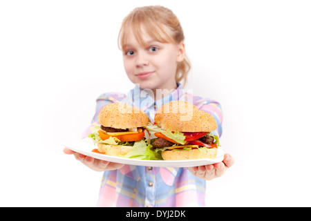 Lächelnden blonden Mädchen mit großen hausgemachten Hamburgern auf weißen Teller Stockfoto