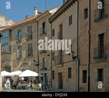 Personen sitzen in einem Restaurant im Freien an einem sonnigen Tag im Frühling, Castilla y León, Salamanca, Spanien. Stockfoto