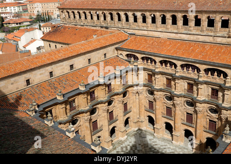 Blick auf den riesigen, 3-geschossiges barocken Kreuzgang und lange Galerie der Clerecía Kirche, Castilla y León, Salamanca, Spanien. Stockfoto