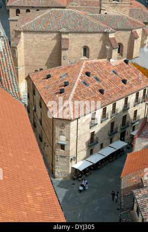 Luftbild auf Calle de Meléndez von der Treppe in den Himmel oder Escalera al Cielo (La Clerecía Kirchturm), Salamanca. Stockfoto