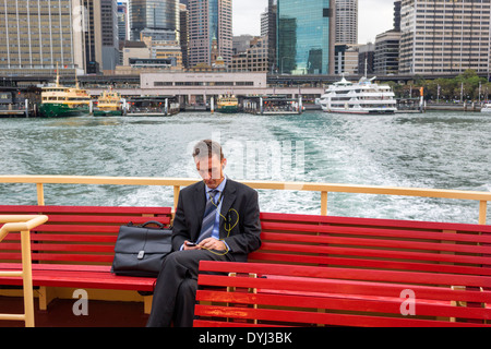 Sydney Australien, Sydney Harbour Bridge, Hafen, Parramatta River, Circular Quay, F2, Fähre, Mosman Bay, Männer männlich, nach der Arbeit nach Hause fahren, Passagierpassage Stockfoto