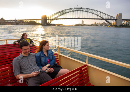 Sydney Australien, Sydney Harbour Bridge, Hafen, Parramatta River, Circular Quay, F2, Fähre, Mosman Bay, Mann Männer, Frau Frauen, Paar, Passagierpass Stockfoto