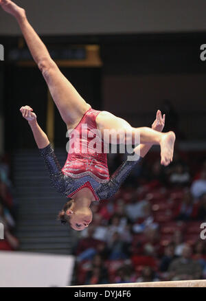 Birmingham, AL, USAA. 18. April 2014. 18. April 2014: Alabamas Katie Bailey stürzt auf dem Balken während der 2014 NCAA Frauen Gymnastik Staatsmeisterschaft im Birmingham Jefferson Convention Complex in Birmingham, AL. Kyle Okita/CSM/Alamy Live News Stockfoto