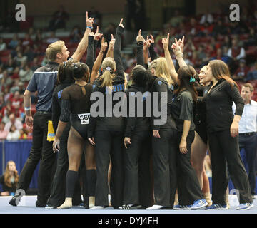 Birmingham, AL, USAA. 18. April 2014. 18. April 2014: Die UCLA Bruins machen Sie sich bereit für ihre Stock Rotation während der Sitzung 2 die 2014 NCAA Frauen Gymnastik National Championship in Birmingham Jefferson Convention Complex in Birmingham, AL. Kyle Okita/CSM/Alamy Live News Stockfoto