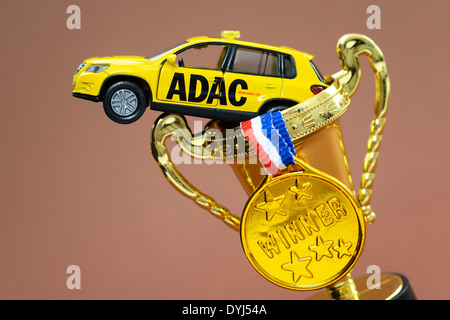 ADAC Miniaturfahrzeug, Medaille Und Pokal, Manipulationen Beim ADAC-Preis Stockfoto