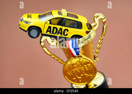ADAC Miniaturfahrzeug, Medaille Und Pokal, Manipulationen Beim ADAC-Preis Stockfoto