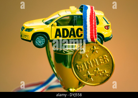 ADAC Miniaturfahrzeug, Medaille Und Pokal, Manipulationen Beim ADAC-Preis Stockfoto