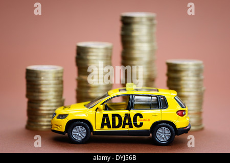 ADAC Miniaturfahrzeug Und Münzstapel Stockfoto