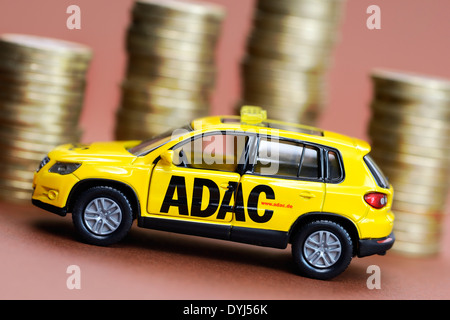 ADAC Miniaturfahrzeug Und Münzstapel Stockfoto