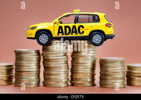 ADAC Miniaturfahrzeug Und Münzstapel Stockfoto