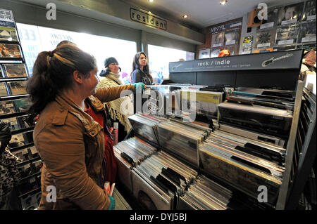 Vinyl Record-Fans drängen sich in Resident Datensätze in Kensington Gardens Brighton früh für nationalen Record Store Day Hunderte von spezialisierten Vinyl Plattenläden halten einen besonderen Tag jedes Jahr Verkauf seiner Platten, die speziell für einen Tag von Bands veröffentlicht werden Stockfoto