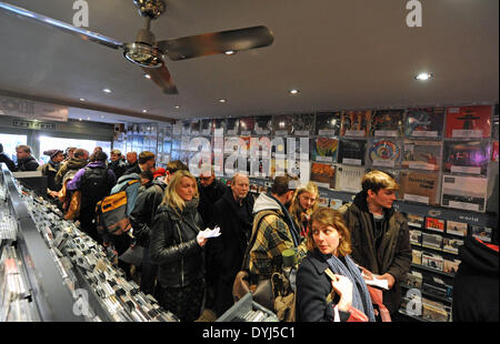 Vinyl-Fans drängen sich in Resident Records in Kensington Gardens Brighton heute früh am Morgen zum National Vinyl Records Day Stockfoto