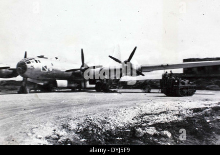 Dieses Bild zeigt die B-29 Superfortress und PB4Y Privateer von VP-14, VP-102 und VPB-102 während ihrer zweiten Tour. Diese Geschwader spielten während des Zweiten Weltkriegs eine wichtige Rolle bei der Aufklärung der Marine und bei der U-Boot-Gefechtsführung, wobei die B-29 für strategische Langstreckenbombardements eingesetzt wurde. Stockfoto
