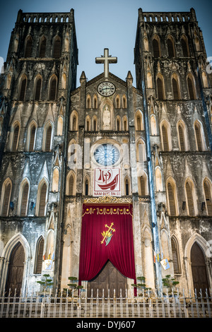 Hohes Gebäude mit klaren, blauen Himmel und Bäume im Hintergrund eingezäunt. Fassade der alten Kirche. Schöne Kathedrale von Saint-Joseph Stockfoto