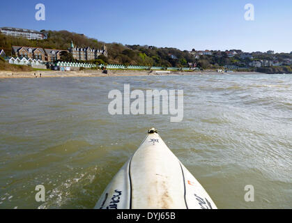 Langland Bucht - Swansea - UK 19. April 2014: Blick vom Kajak macht Ostern Wochenende Sonnenschein bei Langland Bucht in der Nähe von Swansea früh aus. Bildnachweis: Phil Rees/Alamy Live-Nachrichten Stockfoto