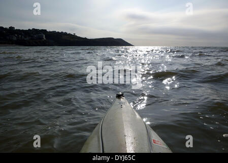 Langland Bucht - Swansea - UK 19. April 2014: Blick vom Kajak macht Ostern Wochenende Sonnenschein bei Langland Bucht in der Nähe von Swansea früh aus. Bildnachweis: Phil Rees/Alamy Live-Nachrichten Stockfoto