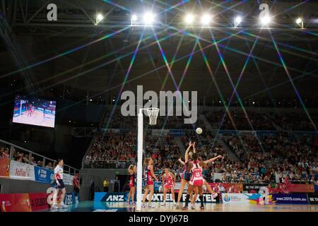 Melbourne, Victoria, Australien. 19. April 2014. Vixens und Thunderbird Spieler konkurrieren um den Ball während der Rd 8 Melbourne Vixens V Adelaide Thunderbirds 2014 ANZ Netball Weltmeisterschaften in Hisense Arena. © Tom Griffiths/ZUMA Wire/ZUMAPRESS.com/Alamy Live-Nachrichten Stockfoto