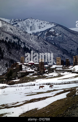 Malerischer Blick auf schneebedeckten Gipfeln und das Dorf Ushguli eine der höchsten kontinuierlich bewohnten Siedlungen in Europa an der Spitze des Enguri Schlucht in Svaneti, anerkannt als die obere Swanetien UNESCO Weltkulturerbe in der Republik Georgien Stockfoto