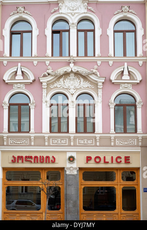 Außenansicht einer Polizeiwache in Davit Aghmashenebeli oder David the Builder Avenue in der Altstadt von Tiflis, der Hauptstadt der Republik Georgien Stockfoto