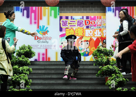 Hangzhou, China Zhejiang Provinz. 19. April 2014. Ein Junge verkleidet sich als ein Polizist während einheitliche Kindershow im Rahmen eines Karriere-Tag in Hangzhou, der ostchinesischen Provinz Zhejiang, 19. April 2014. © Ju Huanzong/Xinhua/Alamy Live-Nachrichten Stockfoto