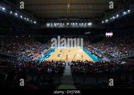 Melbourne, Victoria, Australien. 19. April 2014. Die Menge an Hisense Arena während der Rd 8 Melbourne Vixens V Adelaide Thunderbirds 2014 ANZ Netball Weltmeisterschaften in Hisense Arena. © Tom Griffiths/ZUMA Wire/ZUMAPRESS.com/Alamy Live-Nachrichten Stockfoto